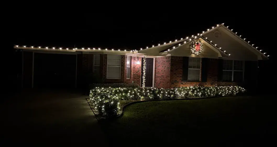 Ranch · Warm white with wreath holiday lighting installation